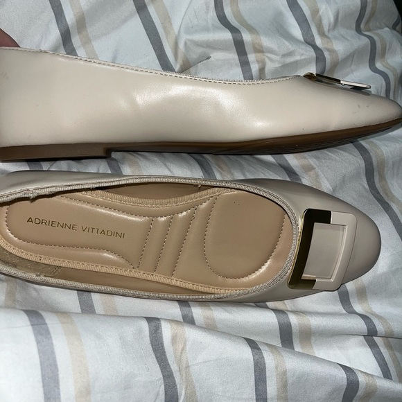 Adrienne Vittadini cream & tan flats with Gold & Cream Design on top Sz 8.5 - Picture 4 of 8